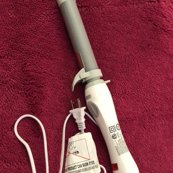 Beachwaver S1.25 Dual Voltage White Rotating Curling Iron - Picture 6 of 7